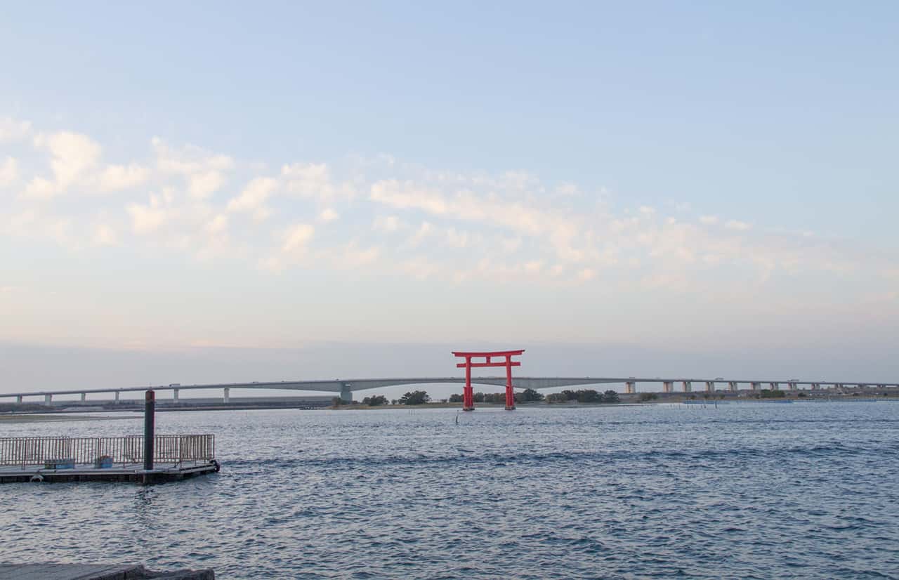 浜名湖と弁天島の鳥居の写真